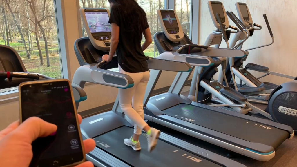 public Masturbation with lovense (LUSH) during fitness in the gym